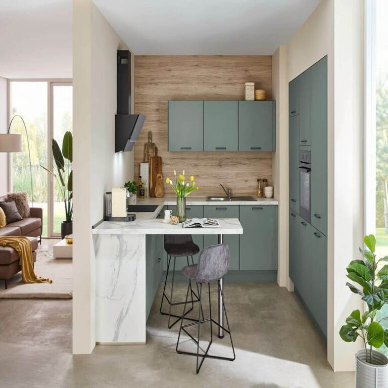 Kompakte Singleküche in Mint mit Tresen in Marmoroptik und Barhockern